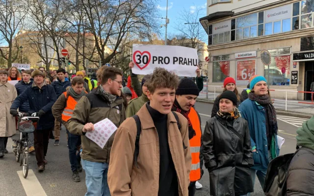 VIDEO: Aktivisté už poosmé blokují provoz v Praze. Stále usilují o zavedení třicítky v Praze