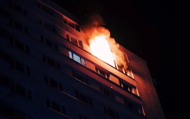 VIDEO: Hasiče zaměstnaly dva velké noční požáry. Evakuovali přes čtyřicet lidí