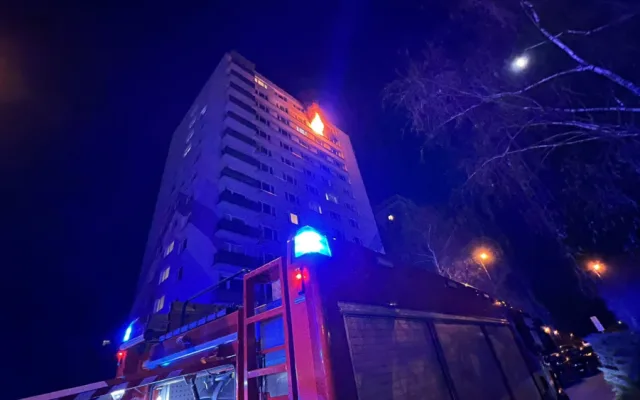 VIDEO: Hasiče zaměstnaly dva velké noční požáry. Evakuovali přes čtyřicet lidí