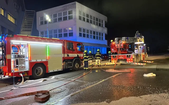 VIDEO: Hasiče zaměstnaly dva velké noční požáry. Evakuovali přes čtyřicet lidí
