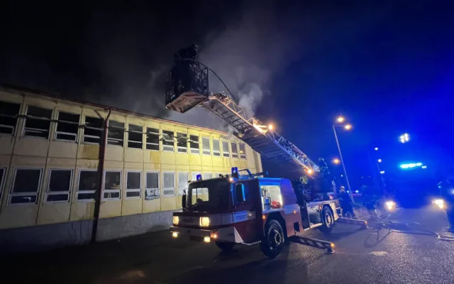 VIDEO: Hasiče zaměstnaly dva velké noční požáry. Evakuovali přes čtyřicet lidí
