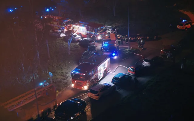 VIDEO: Hasiče zaměstnaly dva velké noční požáry. Evakuovali přes čtyřicet lidí