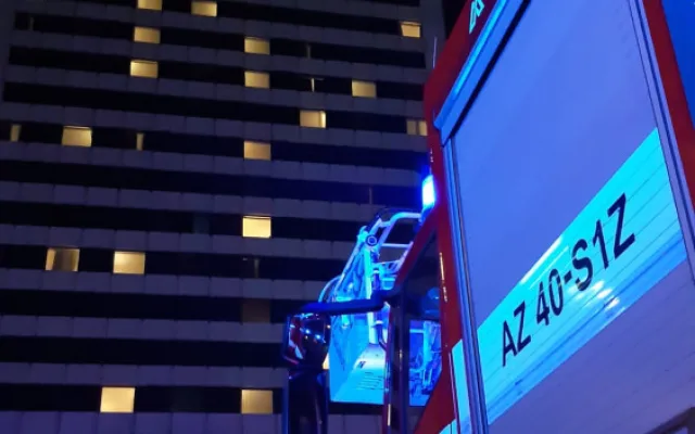 V hotelu v Praze hořel odpad, hasiči evakuovali přes osm set lidí