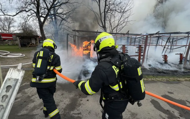 VIDEO: Stáje v Praze lehly popelem. Uhynuli v nich koně
