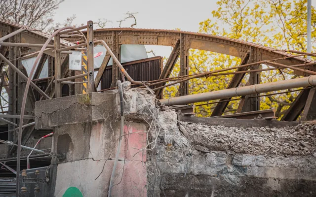 O víkendu snesou železniční most u Výstaviště, práce omezí dopravu