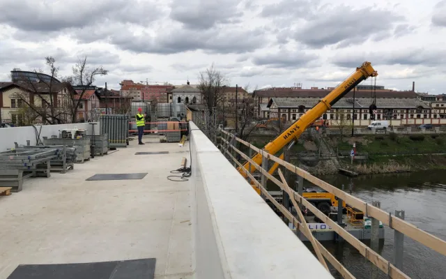 Na Štvanickou lávku umísťují poslední části, veřejnosti se otevře v létě