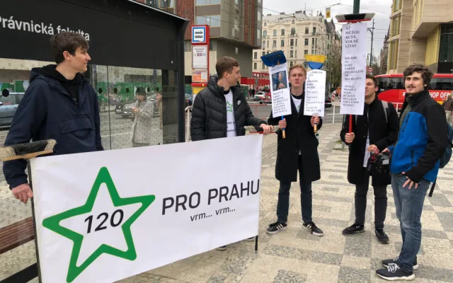VIDEO: Aktivisté bojující za třicítku v Praze znovu blokují dopravu