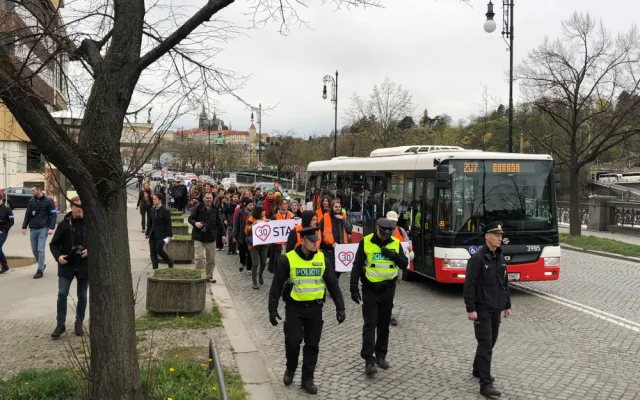 VIDEO: Aktivisté bojující za třicítku v Praze znovu blokují dopravu