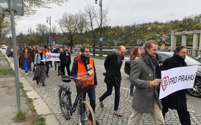 VIDEO: Aktivisté bojující za třicítku v Praze znovu blokují dopravu