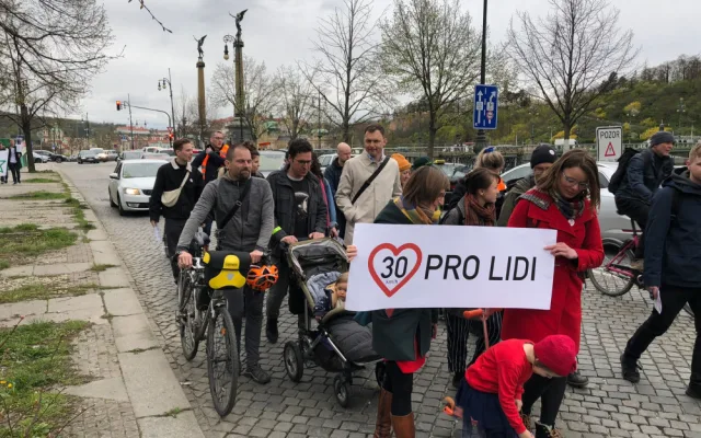VIDEO: Aktivisté bojující za třicítku v Praze znovu blokují dopravu