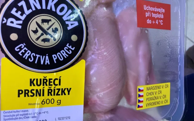 Řetězce nabízí maso z nemocných kuřat, tvrdí spolek. Důkazem jsou bílá vlákna