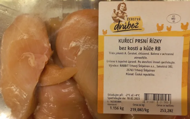 Řetězce nabízí maso z nemocných kuřat, tvrdí spolek. Důkazem jsou bílá vlákna