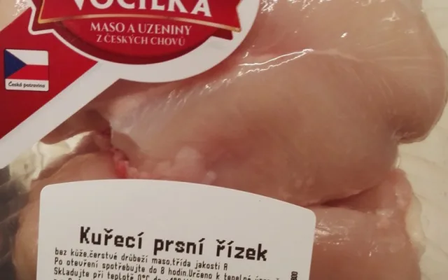 Řetězce nabízí maso z nemocných kuřat, tvrdí spolek. Důkazem jsou bílá vlákna