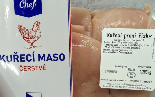 Řetězce nabízí maso z nemocných kuřat, tvrdí spolek. Důkazem jsou bílá vlákna