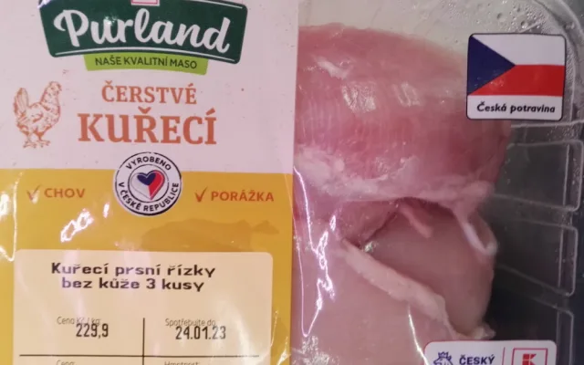 Řetězce nabízí maso z nemocných kuřat, tvrdí spolek. Důkazem jsou bílá vlákna