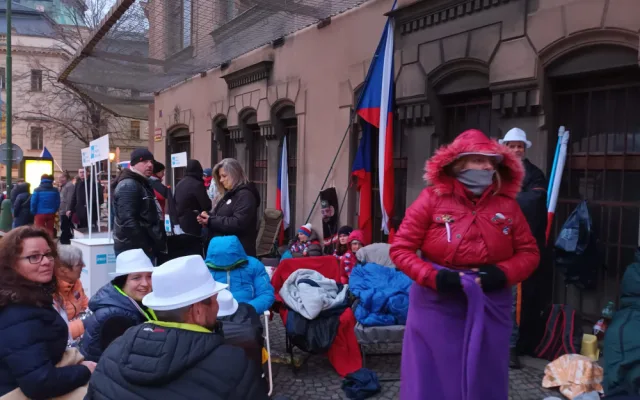 Chcimíři spali před úřadem vlády. Chtěli, aby ven vyšel Fiala, ten je v Asii