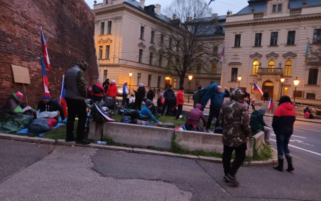 Chcimíři spali před úřadem vlády. Chtěli, aby ven vyšel Fiala, ten je v Asii