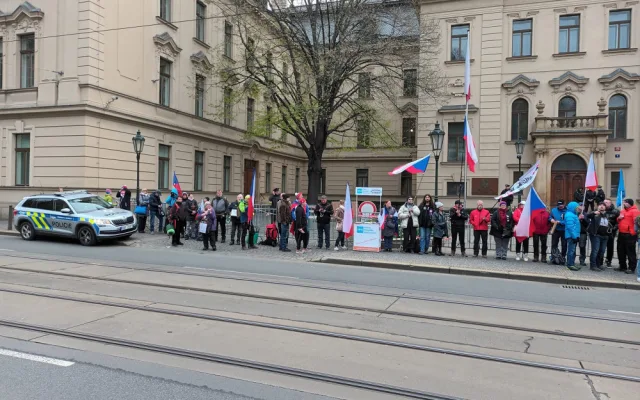 Chcimíři spali před úřadem vlády. Chtěli, aby ven vyšel Fiala, ten je v Asii