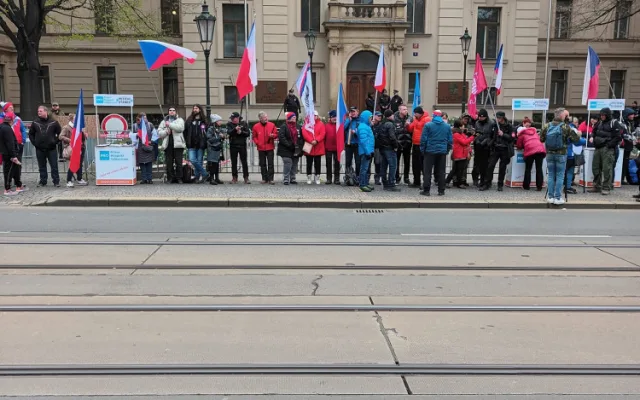 Chcimíři spali před úřadem vlády. Chtěli, aby ven vyšel Fiala, ten je v Asii