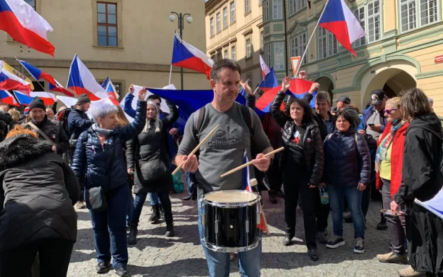 VIDEO: Vláda zasedá ve Sněmovně, lidé před budovou bubnují a tančí