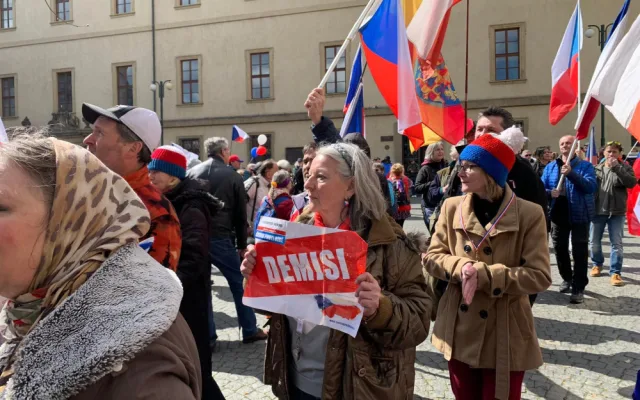 VIDEO: Vláda zasedá ve Sněmovně, lidé před budovou bubnují a tančí