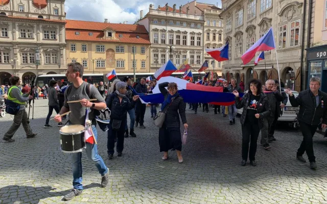 VIDEO: Vláda zasedá ve Sněmovně, lidé před budovou bubnují a tančí