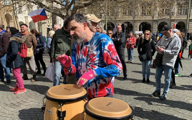 VIDEO: Vláda zasedá ve Sněmovně, lidé před budovou bubnují a tančí