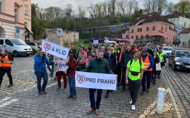 VIDEO: Třicítkáři jsou opět v ulicích. Míří k budově magistrátu