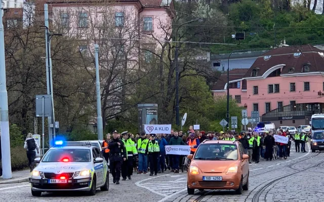 VIDEO: Třicítkáři jsou opět v ulicích. Míří k budově magistrátu