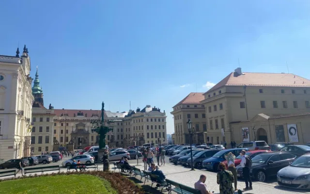 Pražský hrad zaplnili turisté, tentokrát bez front u bezpečnostních kontrol