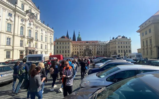 Pražský hrad zaplnili turisté, tentokrát bez front u bezpečnostních kontrol