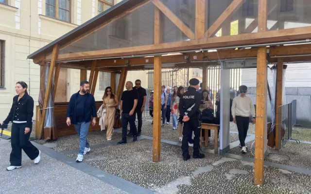 Pražský hrad zaplnili turisté, tentokrát bez front u bezpečnostních kontrol