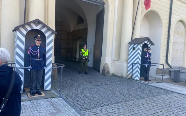 Pražský hrad zaplnili turisté, tentokrát bez front u bezpečnostních kontrol