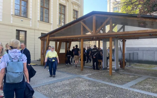 Pražský hrad zaplnili turisté, tentokrát bez front u bezpečnostních kontrol