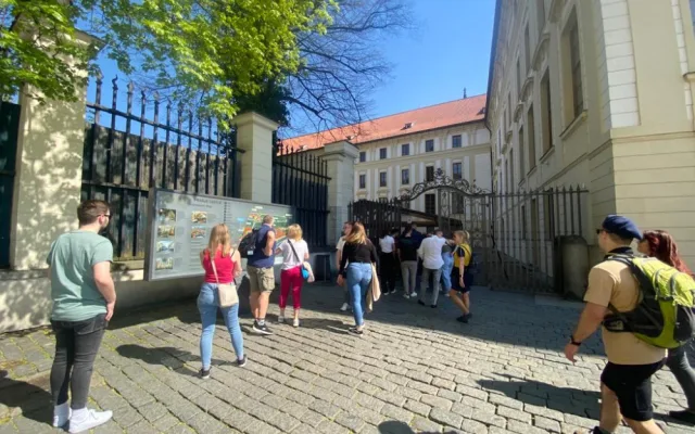 Pražský hrad zaplnili turisté, tentokrát bez front u bezpečnostních kontrol