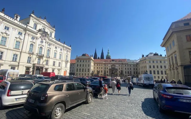Pražský hrad zaplnili turisté, tentokrát bez front u bezpečnostních kontrol