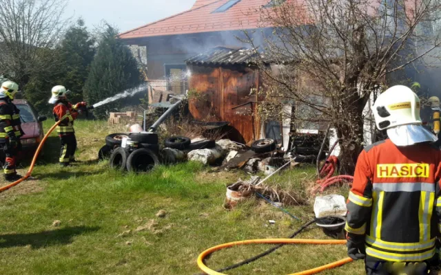 Hasiči v Černošicích zachraňovali rogalistu, který se zaklínil v koruně stromů