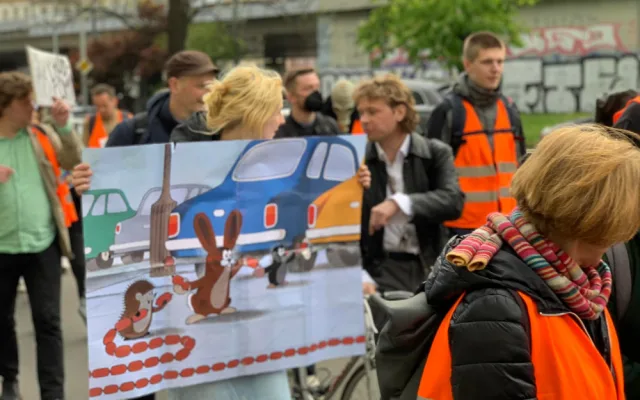 VIDEO: Třicítkáři pokračují v protestech. Tentokrát oblékli plynové masky
