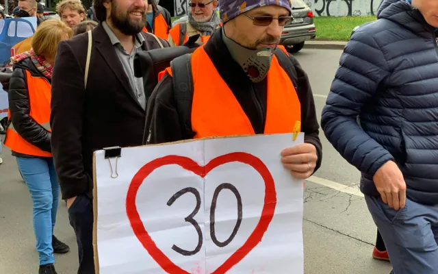 VIDEO: Třicítkáři pokračují v protestech. Tentokrát oblékli plynové masky