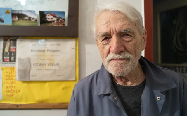 (NE)OBYČEJNÍ: Bývalý přednosta stanice chová včely na vršovickém nádraží. Nejkvalitnější med je z centra Prahy, říká
