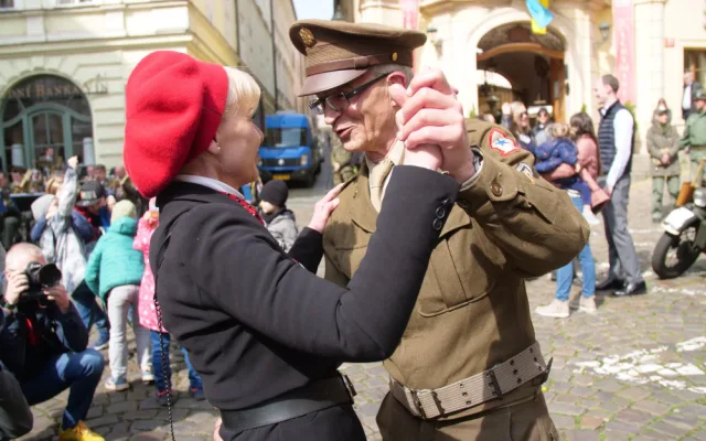 Konvoj historických vozidel dnes v Praze připomněl konec druhé světové války