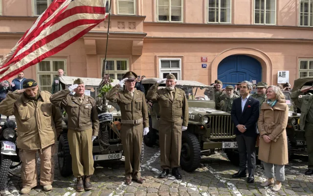 Konvoj historických vozidel dnes v Praze připomněl konec druhé světové války