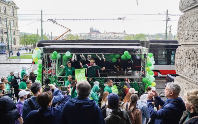 VIDEO: Prahou prošel Majálesový průvod, vyvrcholí festivalem v Letňanech