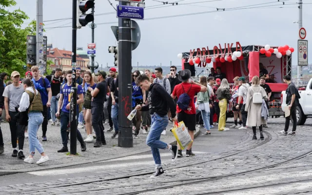 VIDEO: Prahou prošel Majálesový průvod, vyvrcholí festivalem v Letňanech