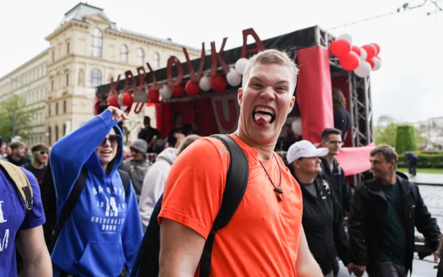 VIDEO: Prahou prošel Majálesový průvod, vyvrcholí festivalem v Letňanech
