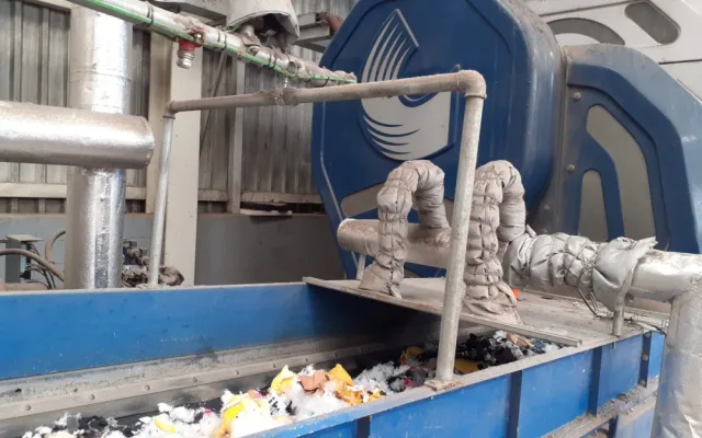VIDEO: Celníci nechali v drtičce zničit tři tuny zabavených padělků
