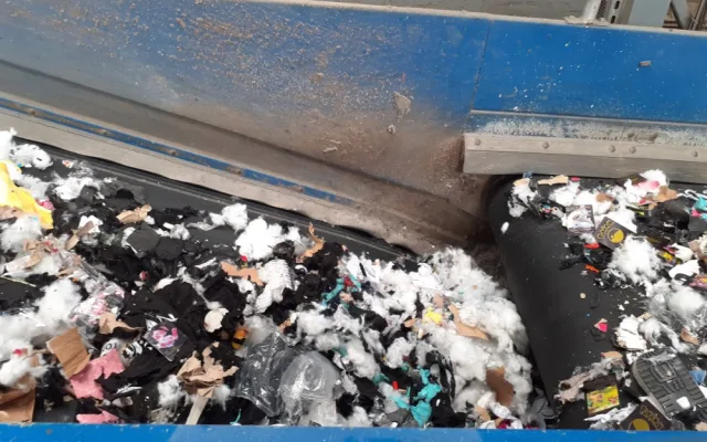 VIDEO: Celníci nechali v drtičce zničit tři tuny zabavených padělků