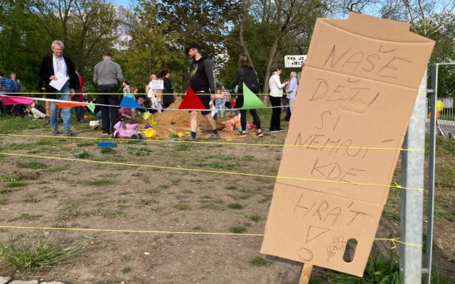VIDEO: Rodiče s dětmi se sešli na místě bývalého dětského hřiště. Chtějí ho zpátky