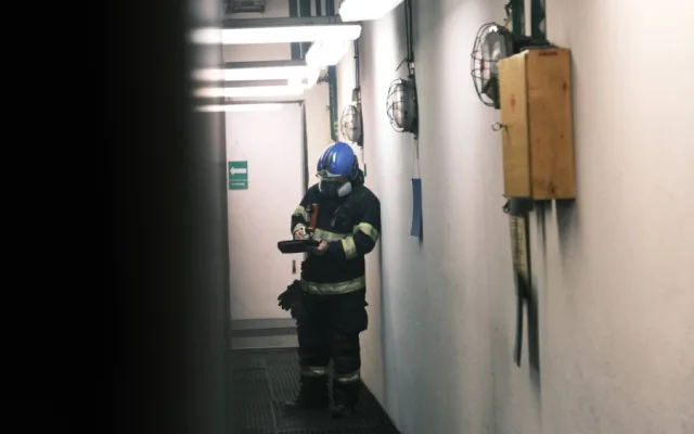 VIDEO: Hasiči zasahovali u požáru v Národním divadle. Hořelo kvůli technické závadě