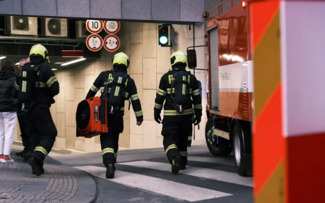 VIDEO: Hasiči zasahovali u požáru v Národním divadle. Hořelo kvůli technické závadě